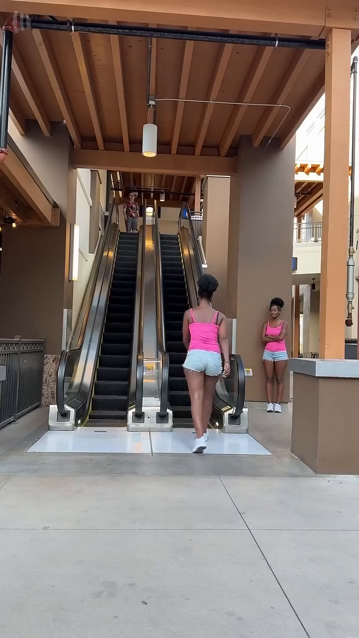  Twins Pranked strangers on escalator ￼_funny _crazy _comedy _twins.